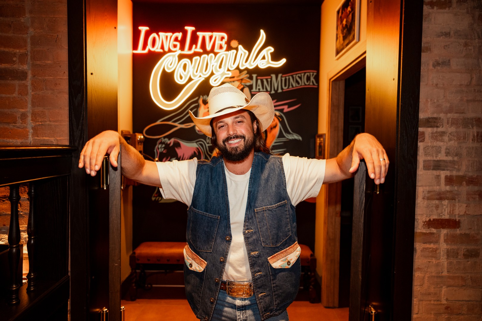 Ian Munsick under the Long Live Cowgirls neon sign